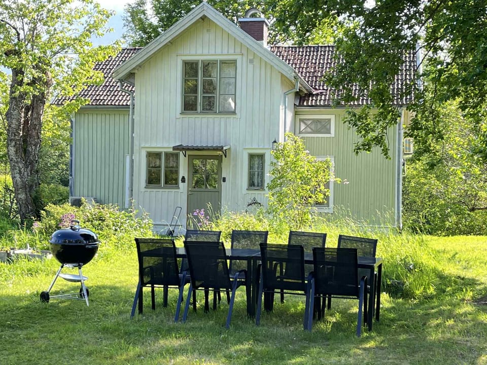 Mature garden and BBQ area. Seats 7