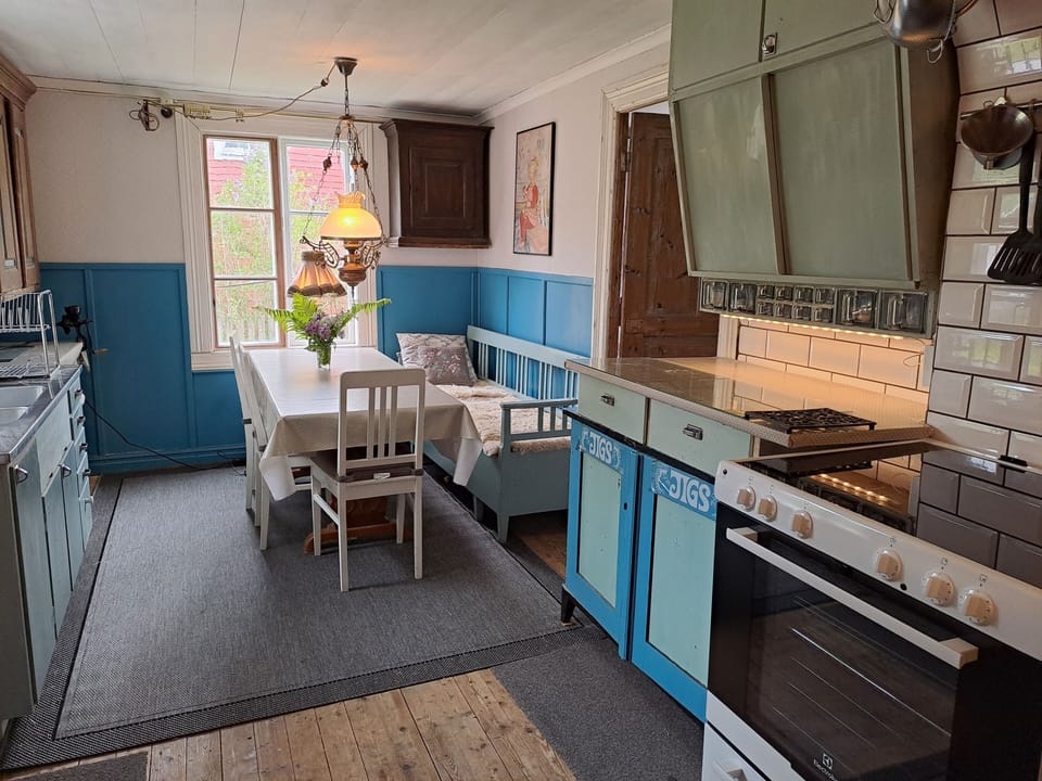 Kitchen 1: modern oven, fridge and freezer. Fully equipped. Seats 7