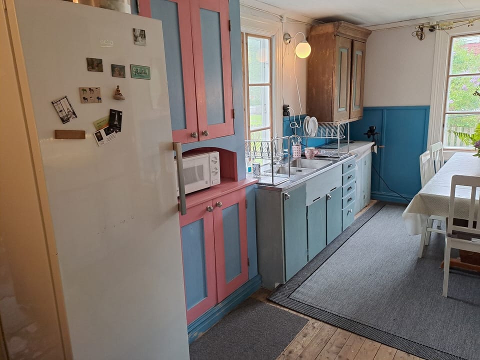 Kitchen 1: coffee maker, oven, micro, fridge, freezer. Fully equipped. Seats 7