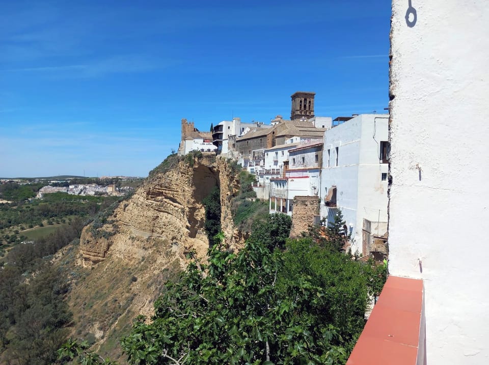 Direct and close: Arcos´ famous peña, the Santa María Church and Moorish Castle.