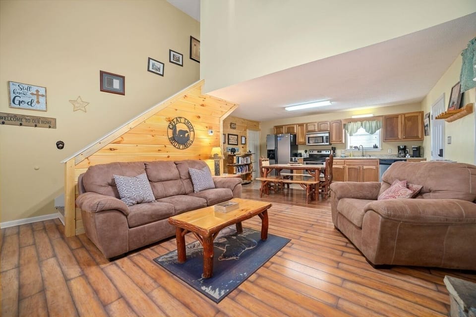 Flooring, Living Room, Room, Indoors, Couch