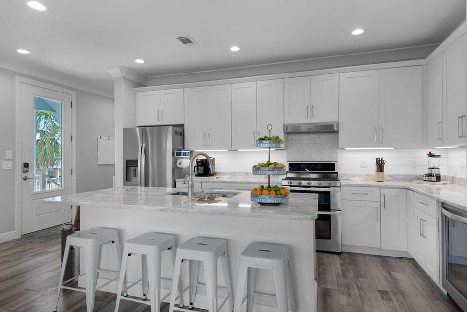 Large Fully Equipped Chef's Kitchen w/ Gas Range, Double Oven & Beverage Fridge