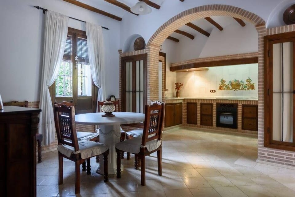 The kitchen is completed by a round table for 4 people.