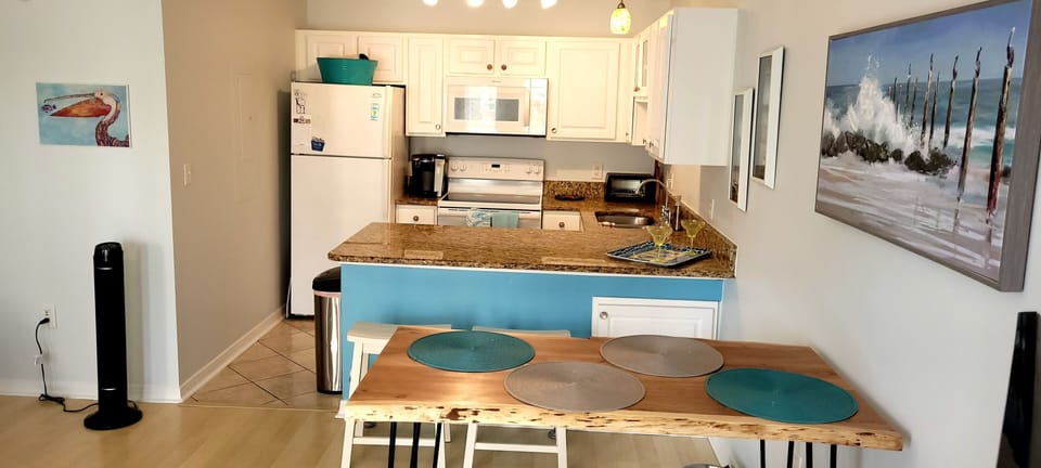 Full size appliances - Fridge w/ ice maker, oven, microwave, dishwasher