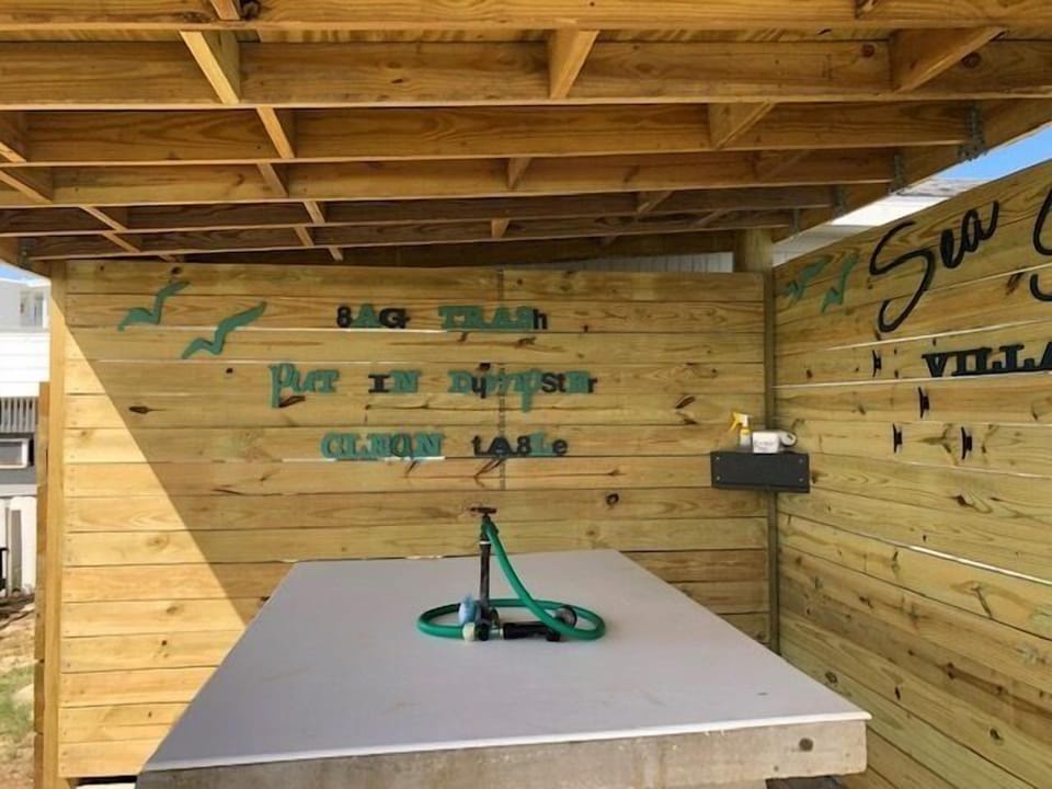 Fish cleaning table