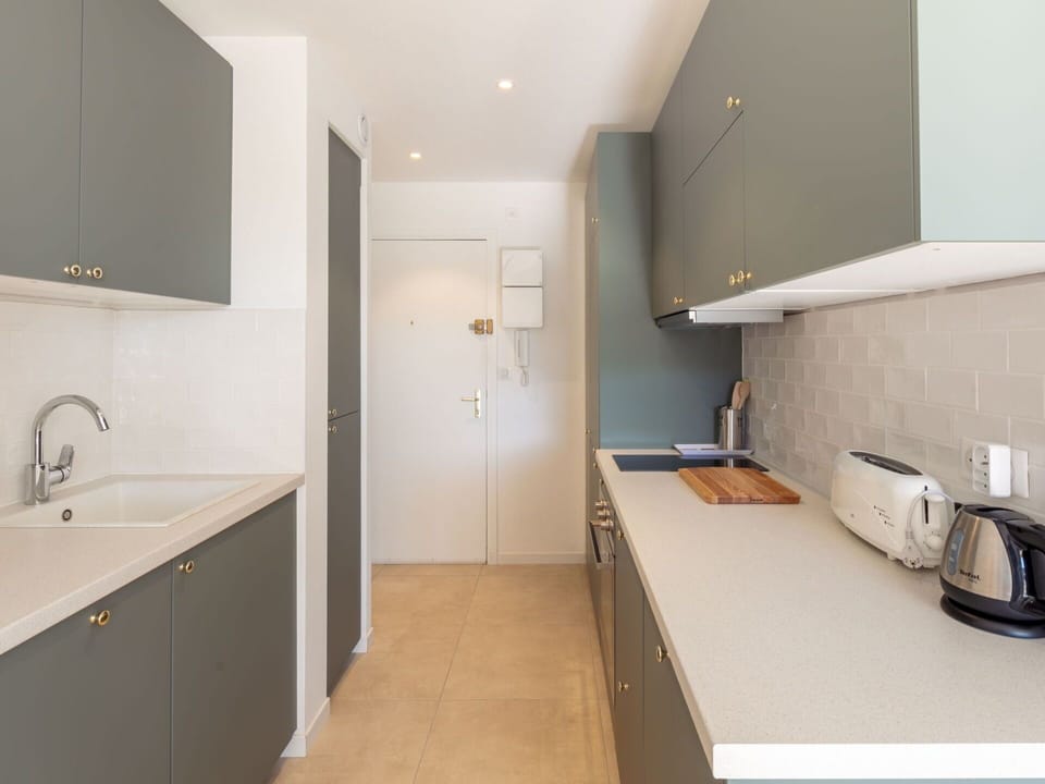 Countertop, Cabinetry, Property, Building, Furniture, Sink, Tap, Bathroom Cabinet, Lighting, Interior Design