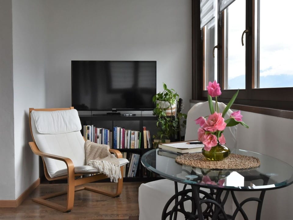 Table, Furniture, Flower, Property, Building, Plant, Chair, Interior Design, Comfort, Window