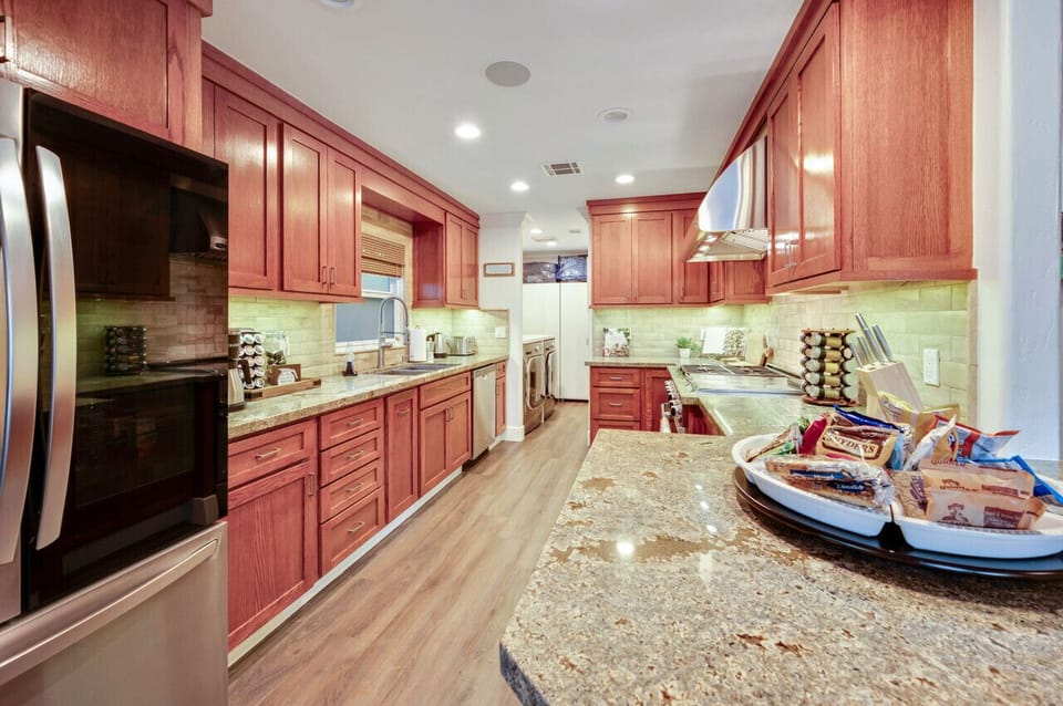 Fully stocked kitchen (toaster, blender,utensils, crockpot, etc.)