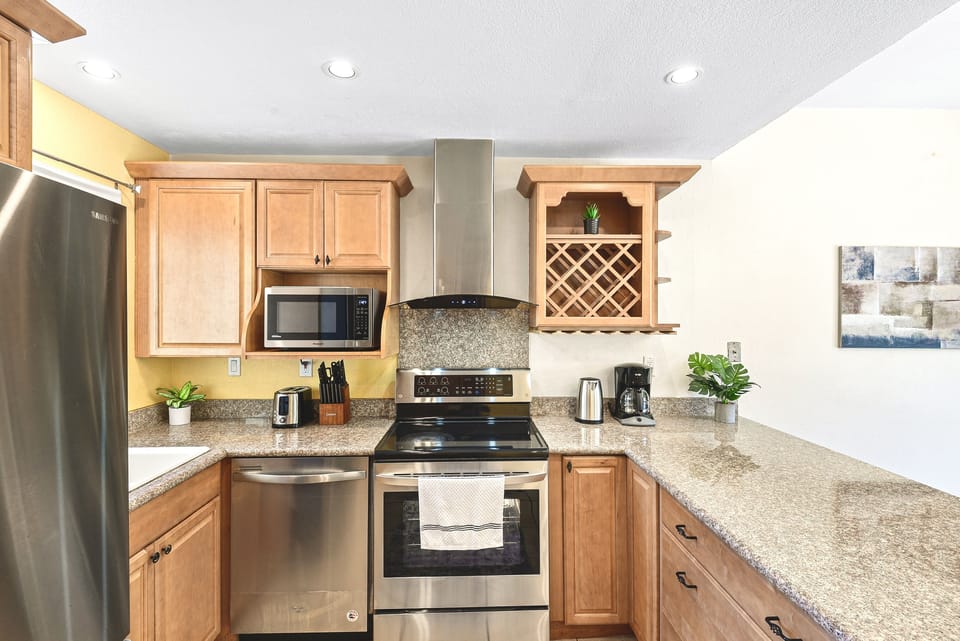 Full kitchen, oven, sink, coffee maker, toaster, fridge and stovetop