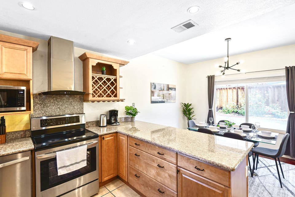 Full kitchen, oven, sink, coffee maker, toaster, fridge and stovetop