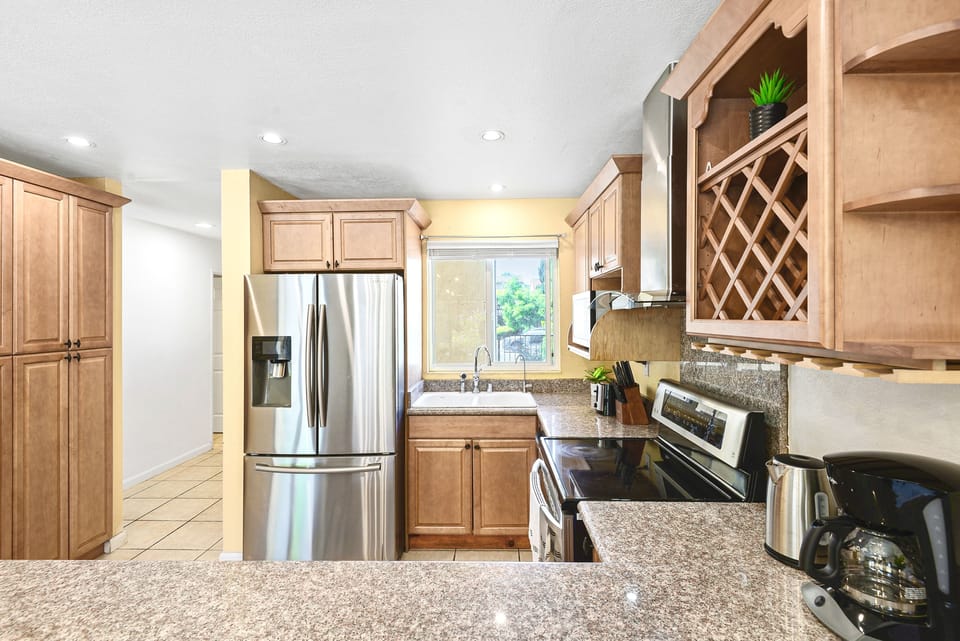 Full kitchen, oven, sink, coffee maker, toaster, fridge and stovetop