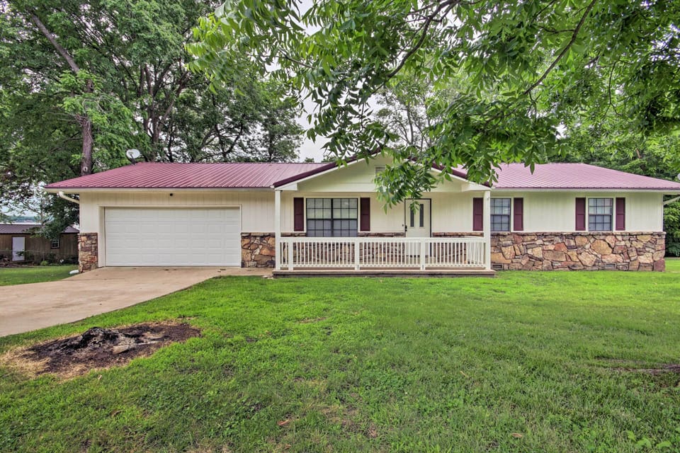 Grove Vacation Rental | 3BR | 2BA | 1,600 Sq Ft | 2 Steps to Enter