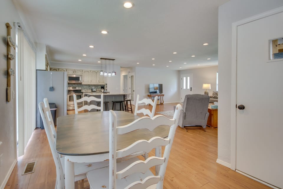 Dining Area | Dishes & Flatware Provided