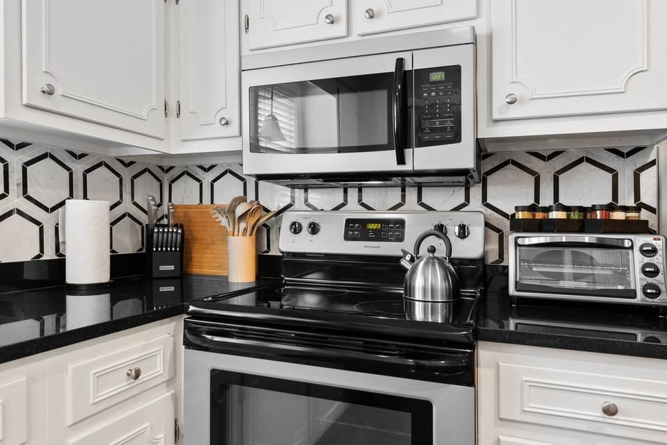 Cozy Stainless Steel Kitchen w/ Granite Countertops - Fully Stocked with Everything for Big Dinners 