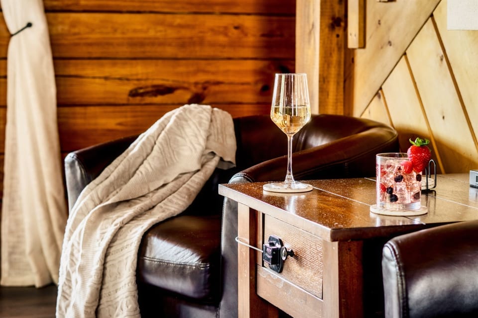 Tiffany and Patrick were fantastic hosts, very polite and helpful. The whole place is Surrounded by beautiful natural view and the host's hospitality enhanced our experience even more. 