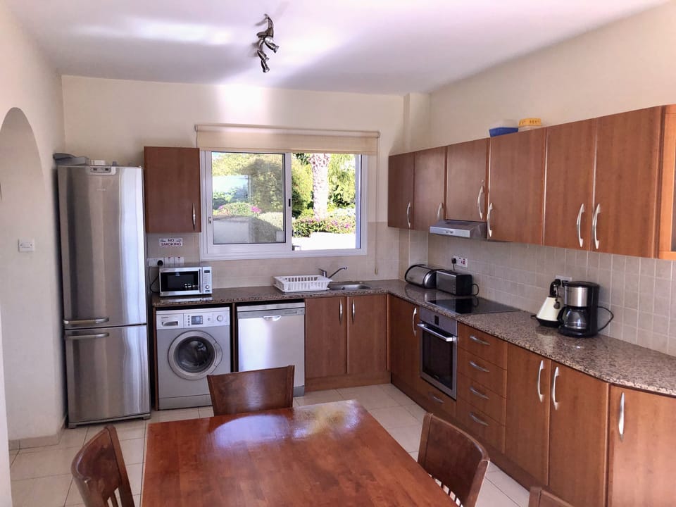 KITCHEN WITH 6 SEATER DINING TABLE AND GRANITE WORKTOPS