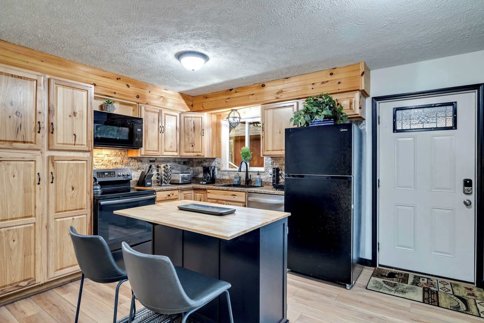 Fully equipped kitchen with fridge, stove, microwave, dishwasher, and a bar with 2 stools — perfect for meals and drinks! 🍽️🧑‍🍳🍷