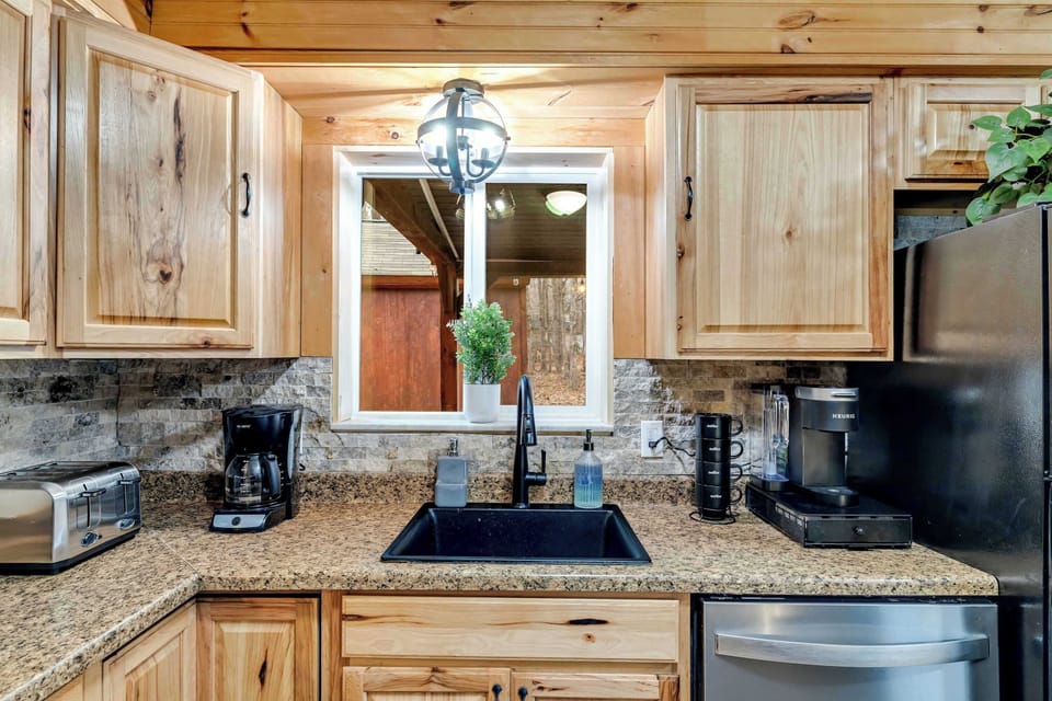 Savor the ease of a kitchen equipped with a dishwasher, toaster, coffee pot, and Keurig — perfect for quick breakfasts or a relaxing coffee break. 🍽️☕🍞