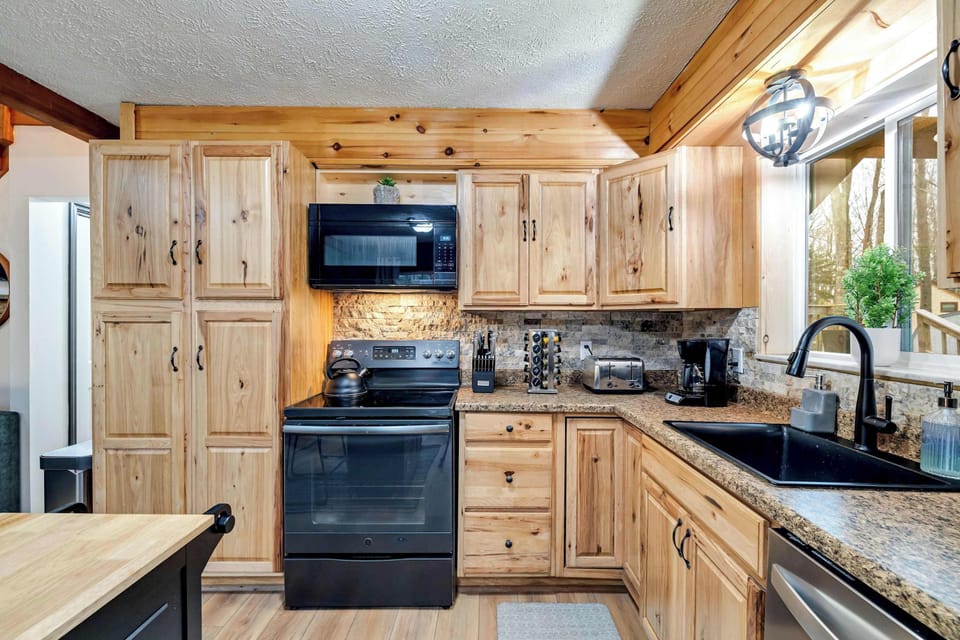 Make yourself at home in the kitchen, complete with an electric stove, oven, microwave, kettle, toaster, and coffee pot — ideal for meals and mornings on your getaway! 🍳🍞☕