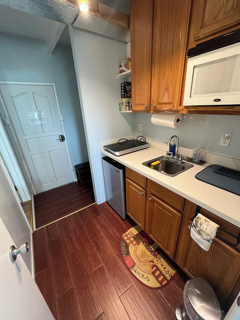 Kitchenette with portable electric stovetop has everything during your stay.