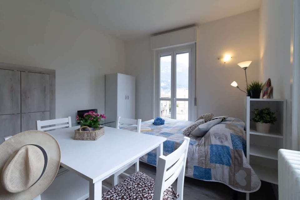 living room Casetta di Elie - Solo Affitti Brevi large and very bright studio with dining table, free wifi