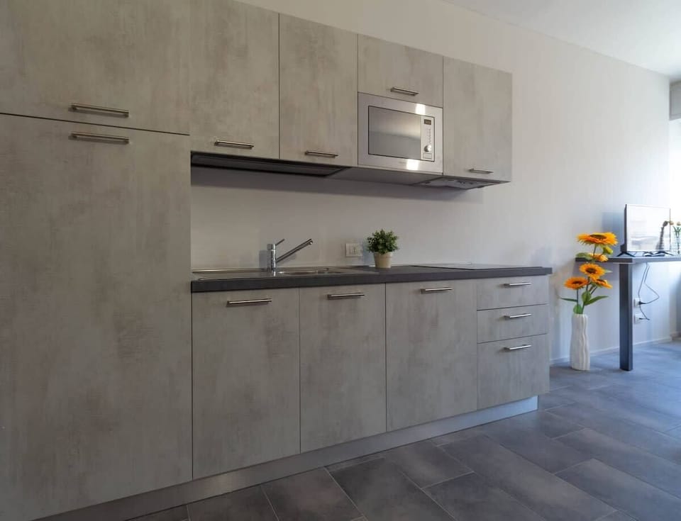 Kitchen apartment  Girasole Affitti Brevi Italia near the historic center. Ideal for couples or business stays. Kitchenette equipped and furnished with every comfort. wifi free laundry including parking nearby
