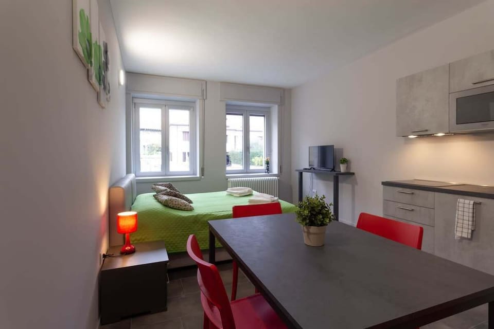 living area apartment Lime - Affitti Brevi Italia near the historic center. Ideal for couples or business stays. Kitchenette equipped and furnished with every comfort. wifi free laundry including parking nearby

