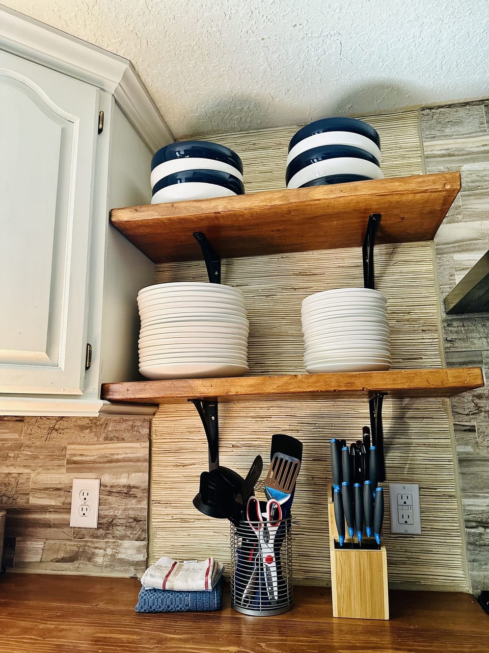 Plenty of dishes supplied for your use. 