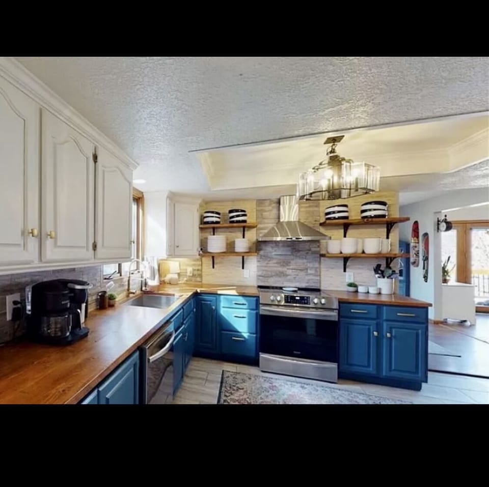 Full equipped kitchen with stove, microwave, cookware, fridge etc