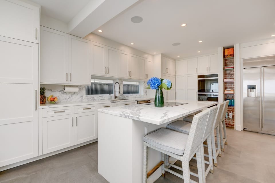 Kitchen Island w/ seating for 4.  