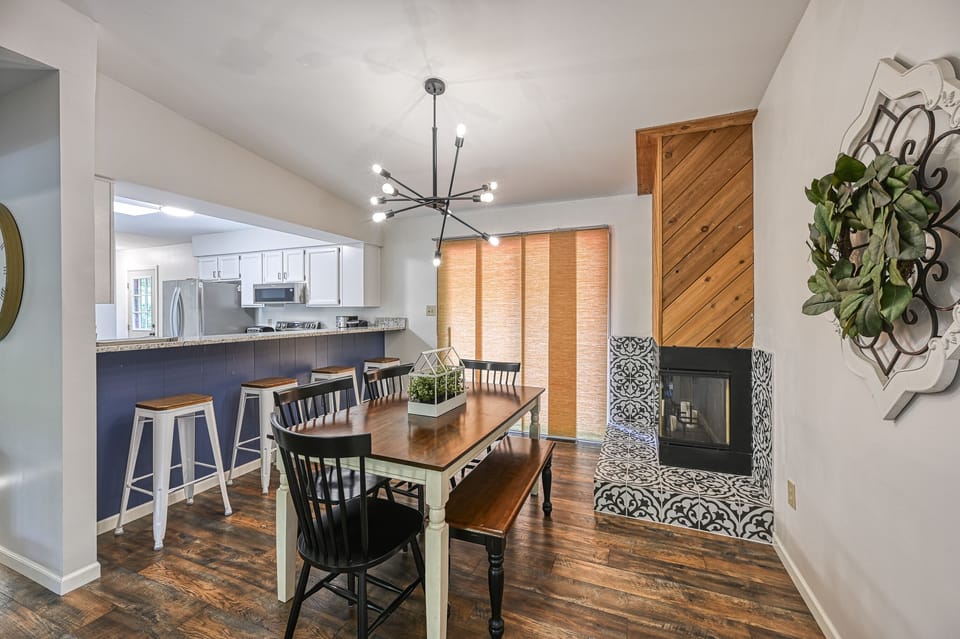 Dining area w/ bar seating