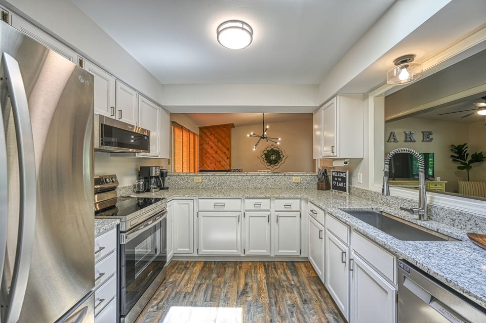 Fully stocked kitchen w/ new stainless steel appliances