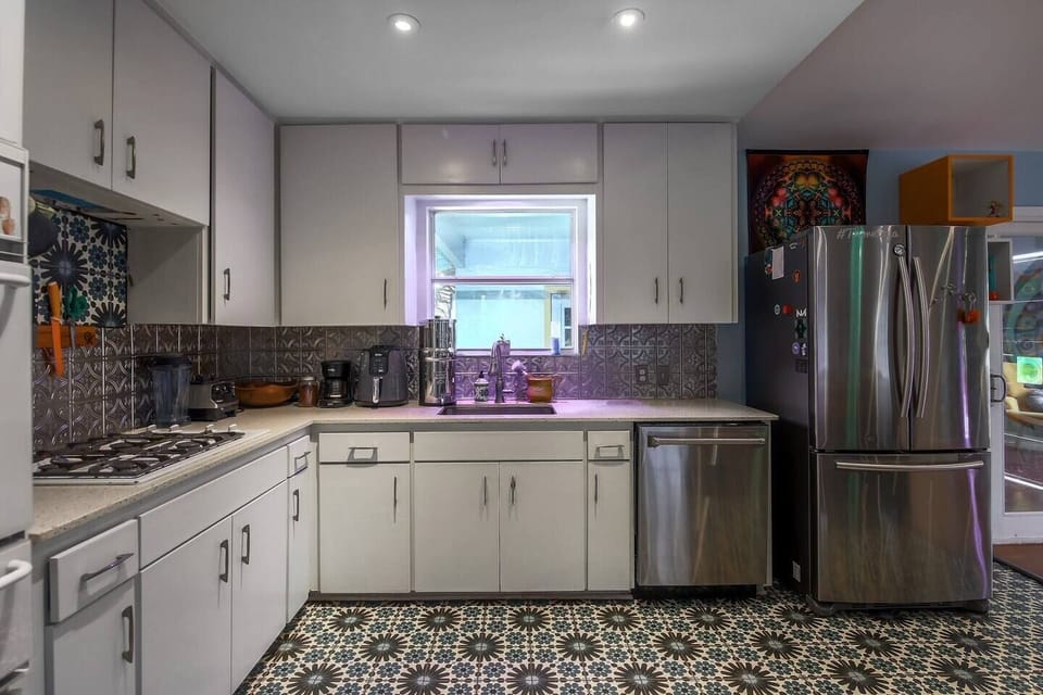 Kitchen loaded with everything you need to prepare great meals.