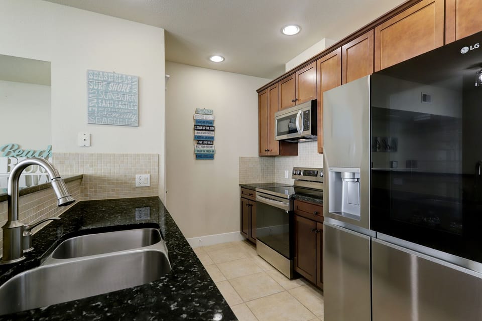 Kitchen has all full size appliances.