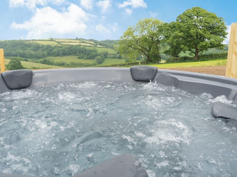Hot tub | Llain Farm- Barcud - Llain Farm, Llanboidy, near Laugharne