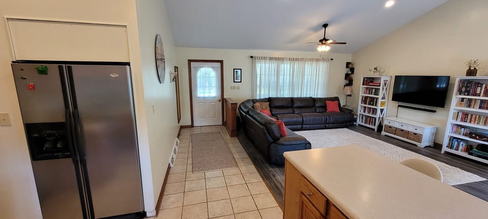 Entrance/living vaulted area