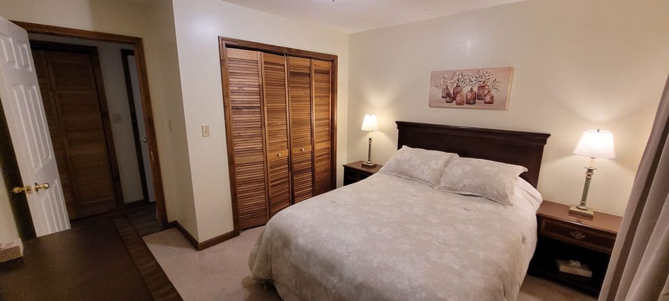 Bedroom 2: 1 Queen Bed