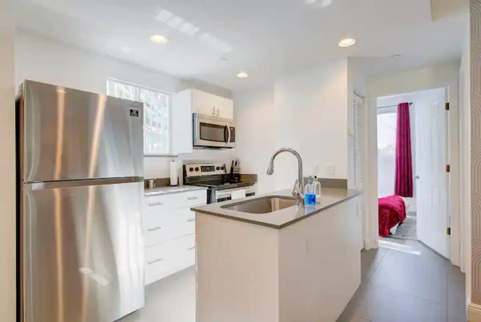 Fully equipped kitchen to prepare delicious meals. To the right, first bedroom. 