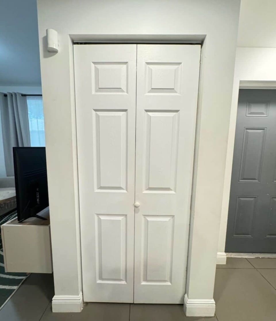  Convenient laundry room next to le living room. Laundry pods are provided. 