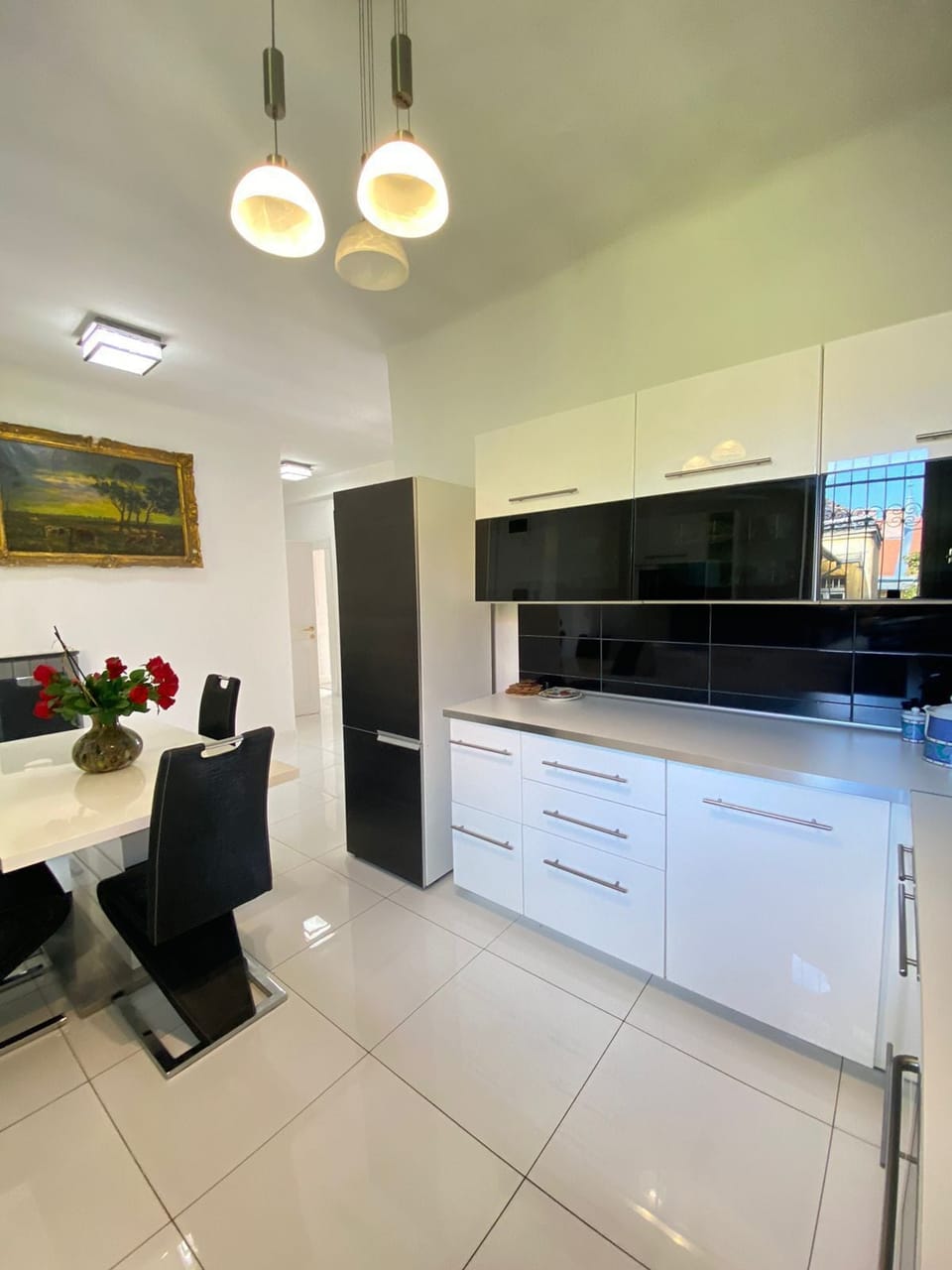 cucina con tavolo