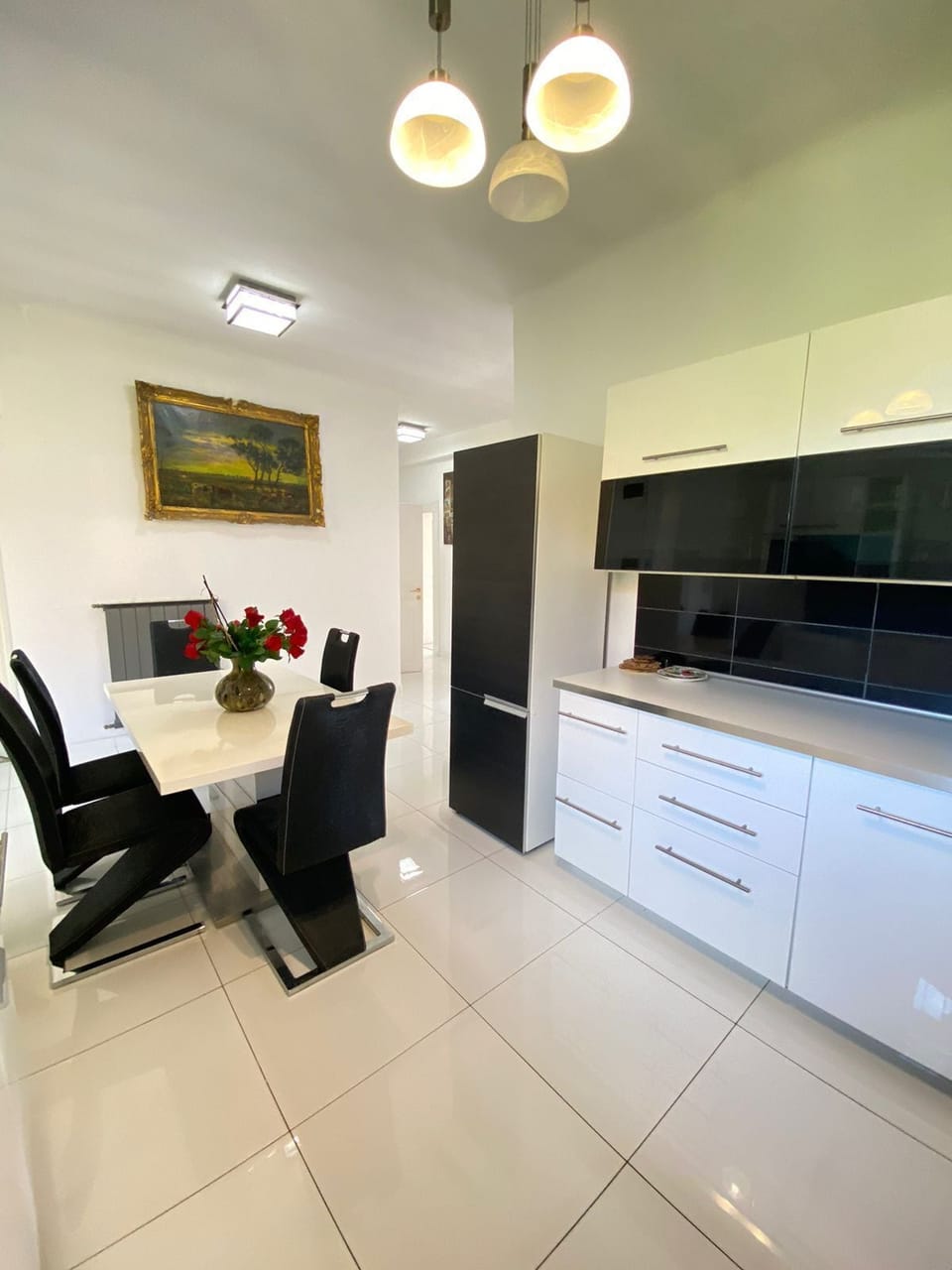 Cucina con tavolo