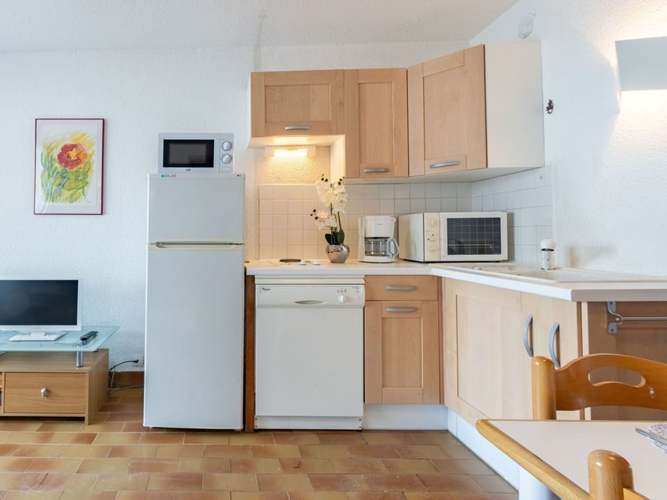 Cabinetry, Furniture, Property, Countertop, Kitchen Appliance, Home Appliance, Sink, Drawer, Building, Kitchen