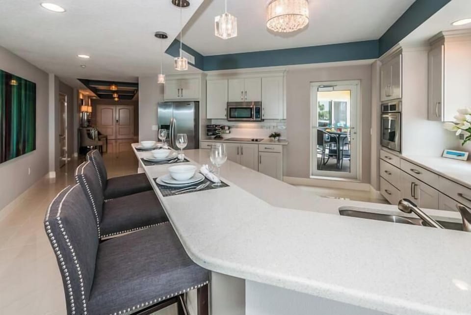 Breakfast Bar and Kitchen