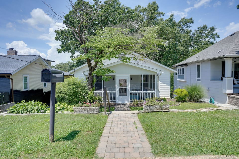 Chattanooga Vacation Rental | 2BR | 1BA | 900 Sq Ft | 4 Steps Required