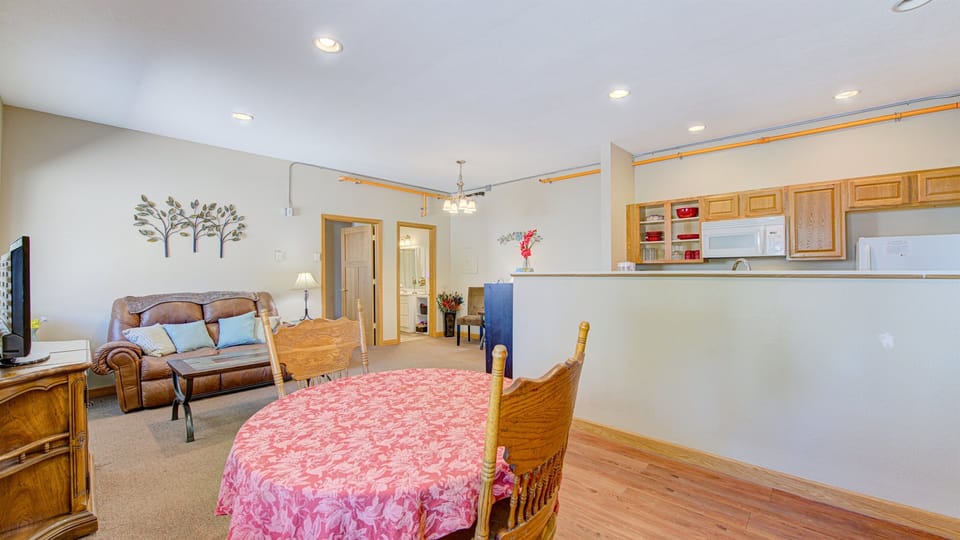 Starshine Condo is a spacious 600 square feet and just right for 2-3 people (airbed available for a third person).