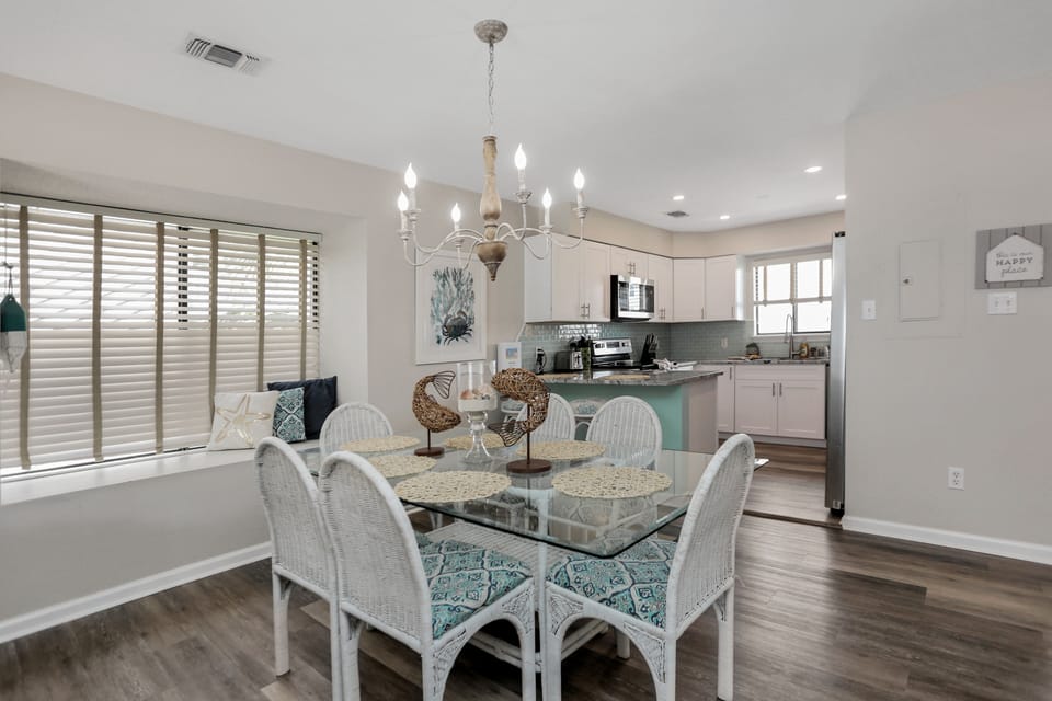 Dining Area & Kitchen