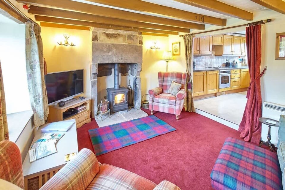 Honeysuckle Cottage, Moorsholm - Host & Stay