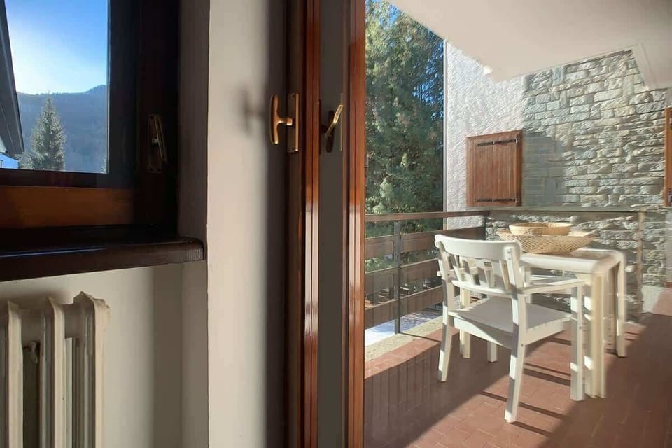 Large Balcony Apartment La Pigna - Solo Affitti Brevi "Table and Chairs"
