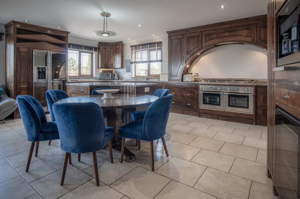 Knights Rest - 4 Bed Holiday Home - Princes Gate (11266)