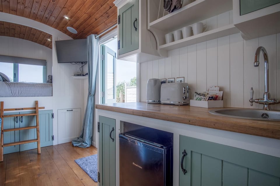 Rosemary - 1 Bedroom Shepherd's Hut - Amroth (11339)